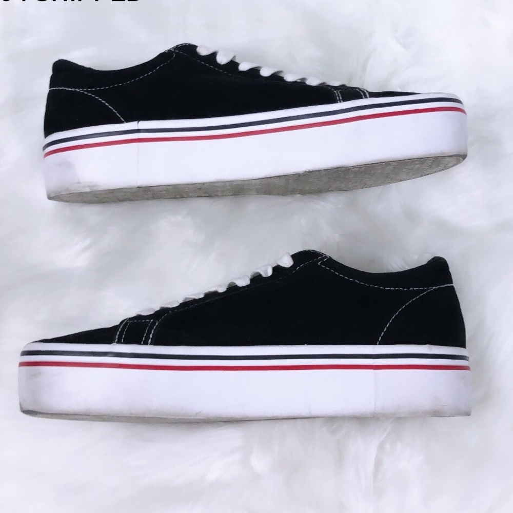 Pull And Bear CHUNKY PLATFORM WHITE AND BLACK LOW TOP LACE UP SNEAKERS - Picture 1 of 5